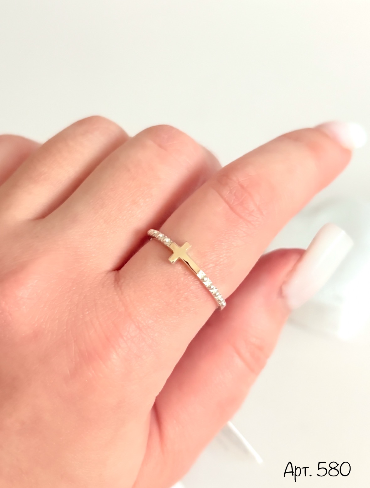 Каблучка Вервичка на пальці